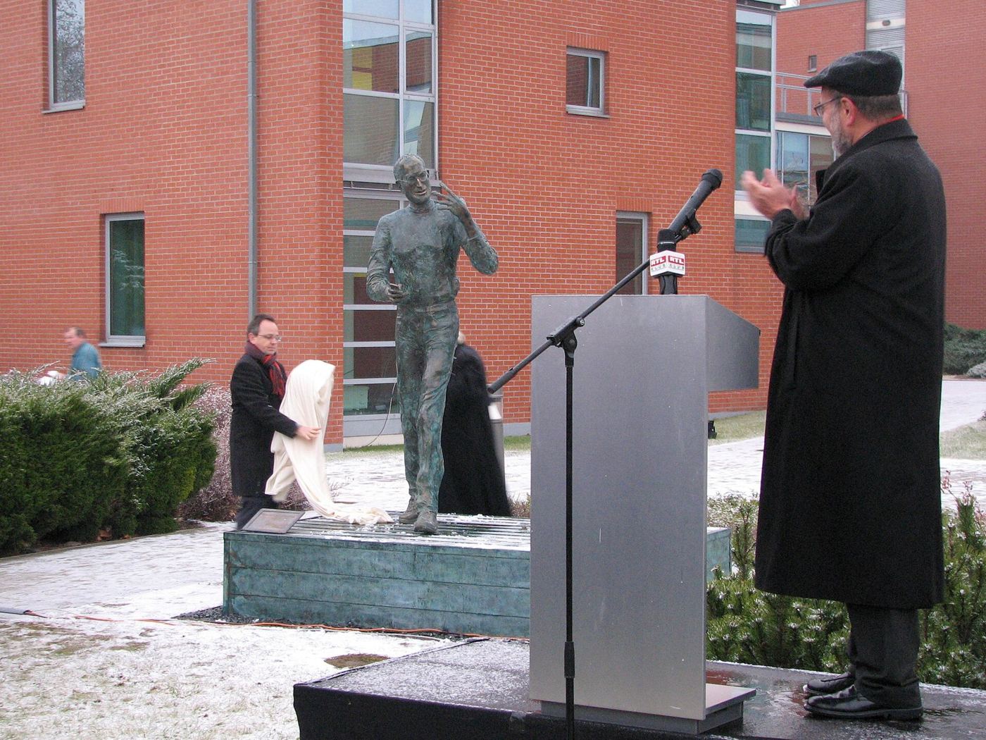 Gábor Bojár (at the lectern) unveils a statue of Steve Jobs at Graphisoft Park, Budapest, on 21 December 2011,