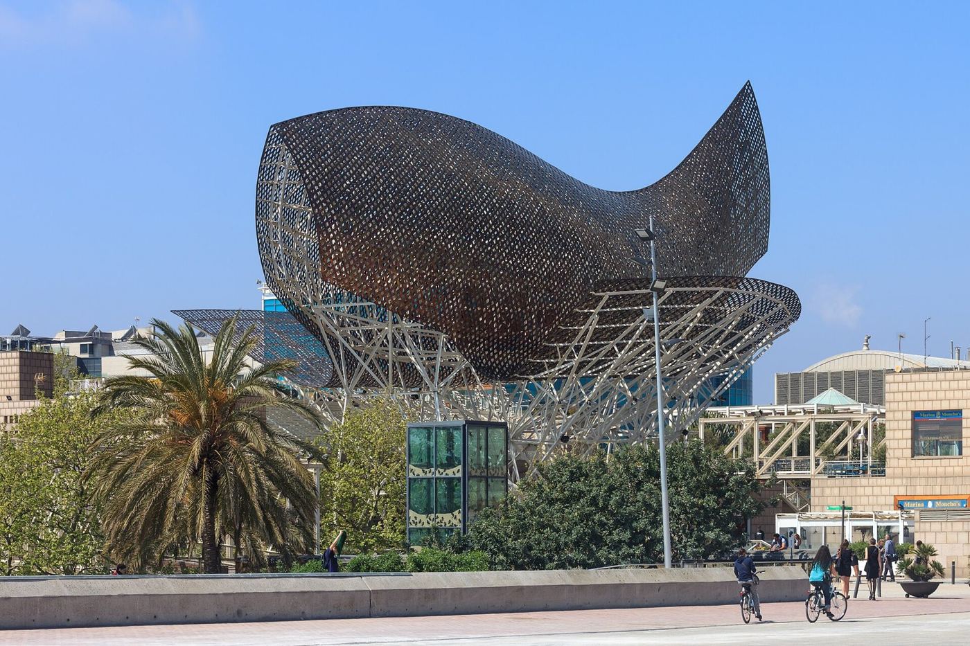 <em>Peix</em>, Frank Gehry's fish sculpture at the Port Olímpic in Barcelona (1992): the project that brought 